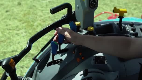 Bir Çiftçi Bir Aracın Düğmesine Basıyor Bunu Yaptığında Makineler Hareket — Stok video