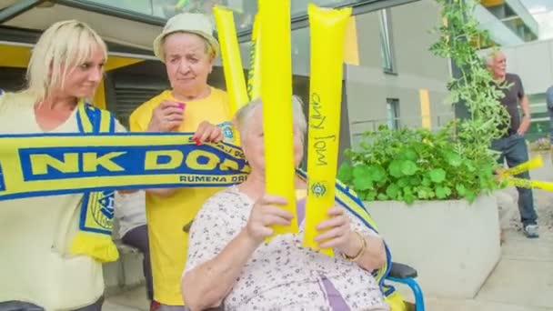 Domzale Slowenien Mai 2018 Senioren Fans Unterstützen Ihre Lieblings Fußballmannschaft — Stockvideo