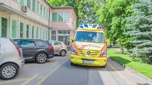 รถพยาบาลก งมาถ งหน าโรงพยาบาล พวกเขาน าคนบาดเจ บมา — วีดีโอสต็อก