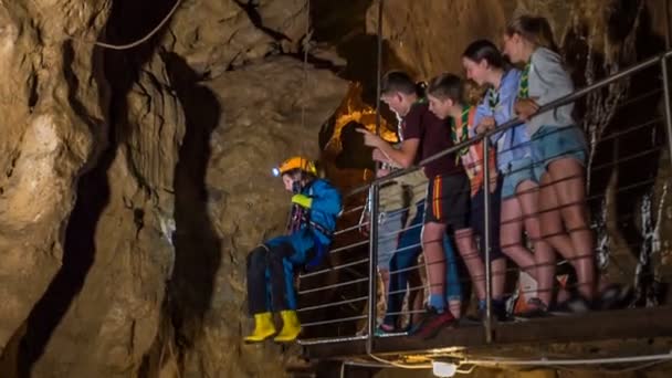 Domzale Eslovenia Julio 2018 Jóvenes Exploradores Están Visitando Una Cueva — Vídeo de stock