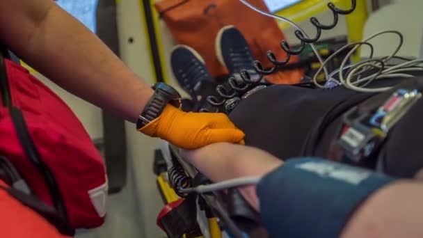 Uma Equipe Médica Está Segurando Mão Uma Pessoa Ferida Estão — Vídeo de Stock