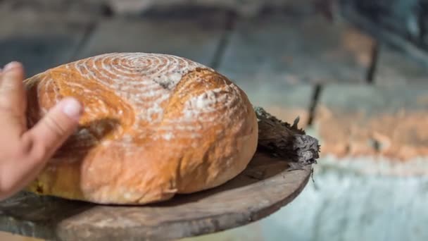 Pessoas Estão Tocando Delicioso Pão Que Acaba Ser Cozido Fogão — Vídeo de Stock