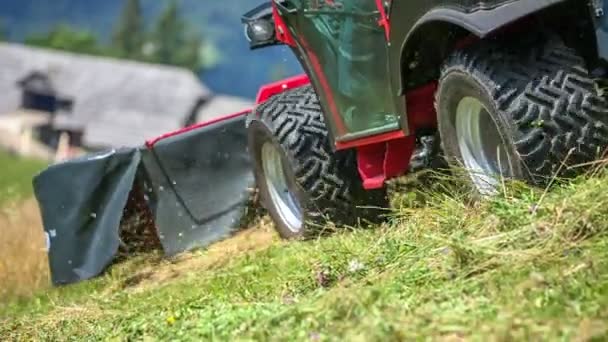 Ein Landwirt Auf Einem Traktor Fährt Bergab Und Mäht Mit — Stockvideo