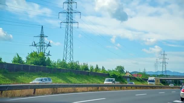 高速道路の上に電気配線があります 車は非常に速く運転している とてもいい夏の日だ — ストック動画