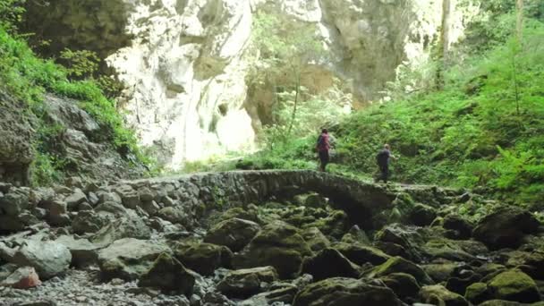 Dois Caminhantes Parecem Muito Pequenos Pequenos Comparação Com Pedras Natureza — Vídeo de Stock