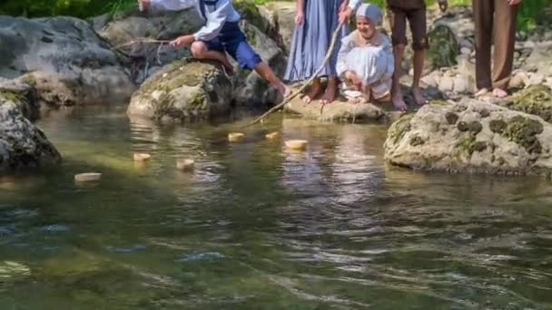 Děti Mávají Rybám Vodě Hrají Baví Venku — Stock video