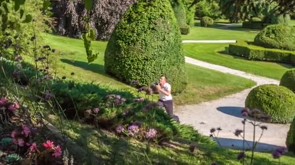 Een Huwelijksfotograaf Maakt Foto Van Een Jong Getrouwd Stel Vanuit — Stockvideo