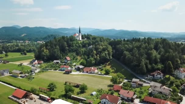 Kościół Szczycie Wzgórza Jest Lato Słońce Świeci Wszystko Jest Zielone — Wideo stockowe