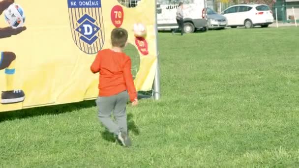 Domzale Eslovénia Junho 2018 Imagens Pessoas Celebrando Férias Praça Cidade — Vídeo de Stock