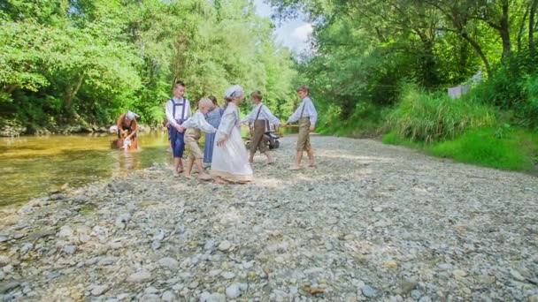 Les Femmes Lavent Leurs Vêtements Dans Rivière Les Enfants Tiennent — Video