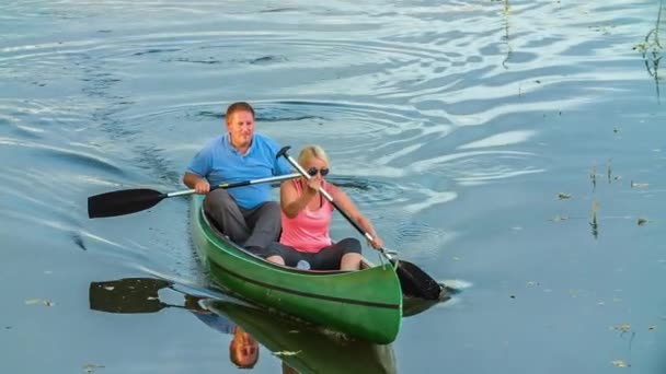 Una Mujer Hombre Están Remando Una Canoa Mujer Está Sentada — Vídeos de Stock