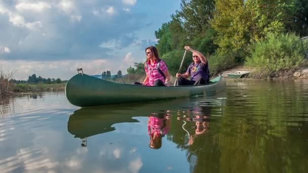 Bărbat Vâslește Canoe Stă Spate Femeie Stă Faţă Explorează Natura — Videoclip de stoc