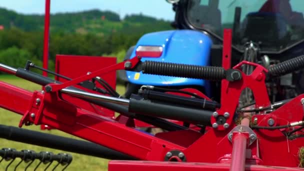 農家がトラクターのボタンを押すと機械はゆっくりと動き出します — ストック動画
