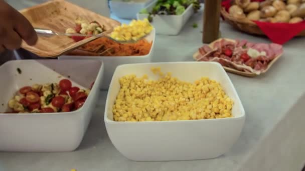 Gäst Lägger Lite Majssallad Sin Tallrik Ett Evenemang Med Catering — Stockvideo