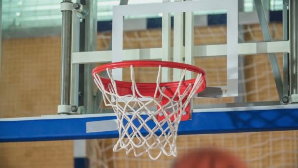 Баскетбол Падає Через Край Студенти Іноді Грають Цей Вид Спорту — стокове відео