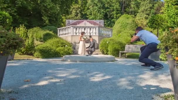 Menyasszony Akar Ülni Férje Térdére Egy Fotózáson Egy Parkban — Stock videók