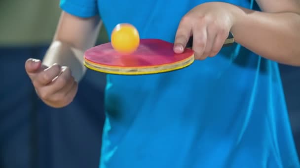 Een Jonge Student Draait Peddel Als Hij Met Een Pingpongbal — Stockvideo
