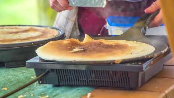 Bir Aşçı Tavada Panckaes Yapıyor Kokuyorlar Tatları Güzel — Stok video
