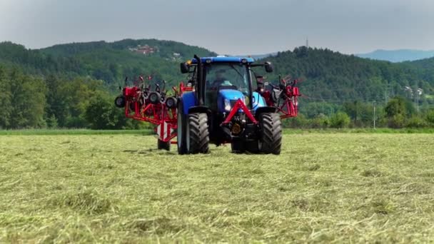 Egy Kék Traktor Lassan Áthajt Egy Nagy Mezőn Mezőgazdasági Gépek — Stock videók