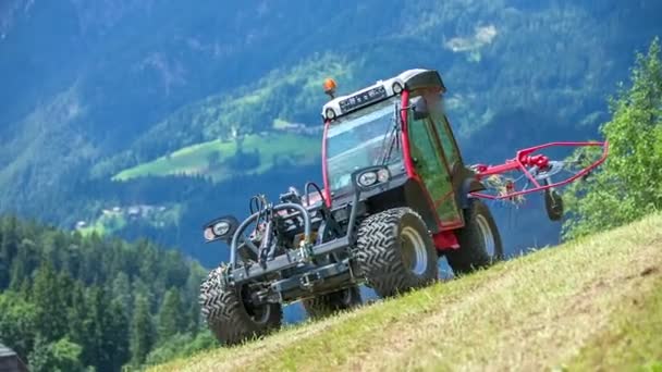 Mały Czerwony Traktor Zjeżdża Wzgórza Maszyny Rolnicze Nim Połączone Tle — Wideo stockowe