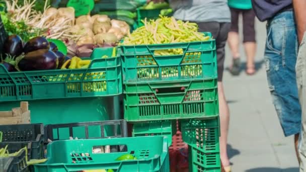 Kişi Bir Büfede Durup Farklı Gıda Ürünleri Arıyor — Stok video