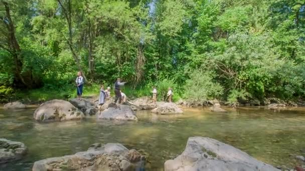 Bambini Giocano Sulle Rocce Dall Altra Parte Del Fiume Una — Video Stock