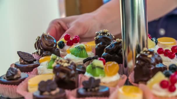 Domzale Slovenia 2018年6月有人要从盘子里拿出一个小蛋糕 还有很多巧克力蛋糕在上面 — 图库视频影像