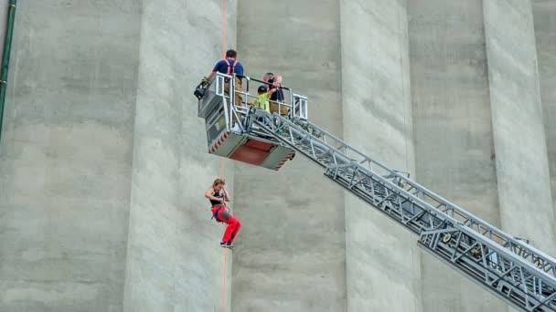 消防队员正在营救一个正在爬上绳子的女孩 这个女孩突然已经不能再继续下去了 — 图库视频影像