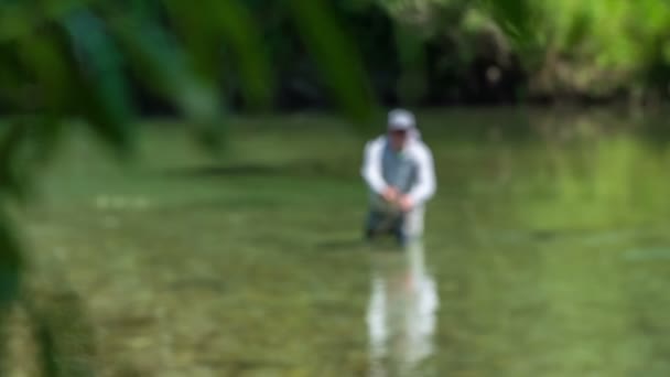 Ein Fischer Versucht Einen Angelhaken Sehr Weit Weg Werfen Verbringt — Stockvideo