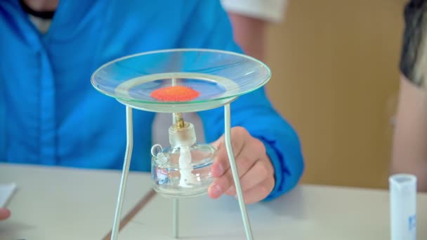 Młody Uczeń Przeprowadza Eksperyment Ogniem Jakąś Specjalną Substancją Klasie Chemicznej — Wideo stockowe