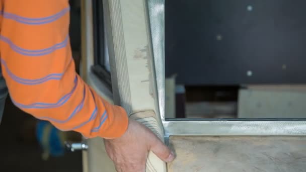 Hombre Está Construyendo Coche Época Está Poniendo Par Tornillos Dos — Vídeos de Stock