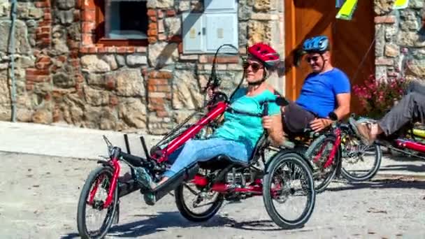 Drei Menschen Radeln Auf Seltsamen Fahrzeugen — Stockvideo