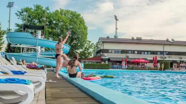 Domzale Slovenia 2015年6月スイミングプールの向こうに立っている誰かに若い女の子が手を振っている — ストック動画