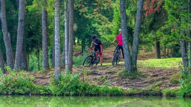 Двое Велосипедистов Слезают Велосипедов Приблизиться Озеру Природа Захватывает Дух — стоковое видео