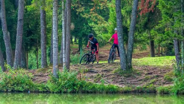 Twee Fietsers Stappen Van Hun Fiets Dichter Bij Het Meer — Stockvideo