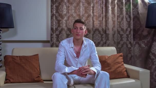 Молодой Человек Выглядит Скучающим Кажется Ждет Кого Компанией Ночь — стоковое видео