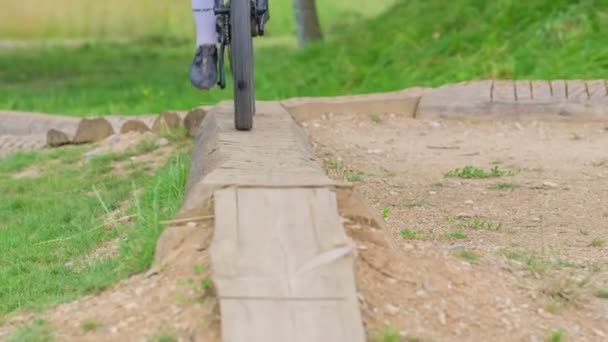 Mladá Cyklistka Jede Kole Velmi Úzké Dřevěné Stezce Cvičí Venku — Stock video