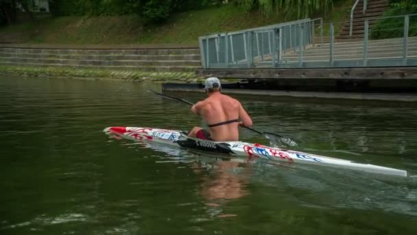 Młody Sportowiec Powoli Przepływa Rzekę Kajakiem Rzeka Ljubljanica Jest Lato — Wideo stockowe