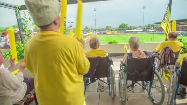 Domzale Slowenien Mai 2018 Senioren Fans Unterstützen Ihre Lieblings Fußballmannschaft — Stockvideo