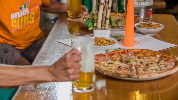 Domzale Slovenia 2018年07月男が力でテーブルの上にバイエルのジャグを戻している 彼は少し酔っているかもしれない ファンも一緒にピザを食べています — ストック動画
