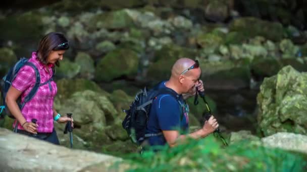 Dva Dospělí Vycházejí Jeskyně Pokračují Cestě Kopce Den Krásný Počasí — Stock video