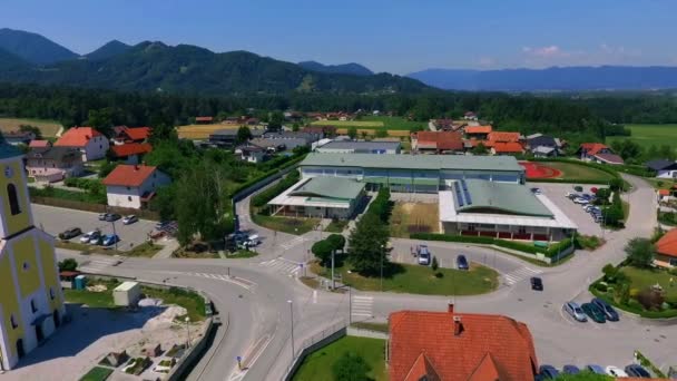 Grande Eslovénia Junho 2017 Uma Igreja Uma Escola Estão Localizadas — Vídeo de Stock