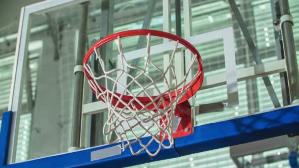 Estudiante Está Disparando Para Aro Baloncesto Casi Pierde Los Niños — Vídeos de Stock