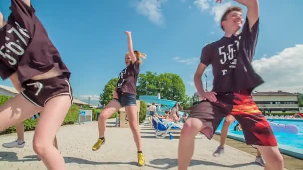 Domzale Slovenia 2015年6月 舞蹈演员们跳着舞 身穿轻便西服的年轻人走过 今天是个炎热的夏天 — 图库视频影像