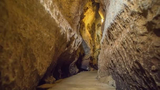 Zalec Celje Slovenia 2017年5月一个狭窄的小径正穿过山洞中的岩石 这个山洞变得明亮了 以便游客们能更清楚地看到岩石 — 图库视频影像