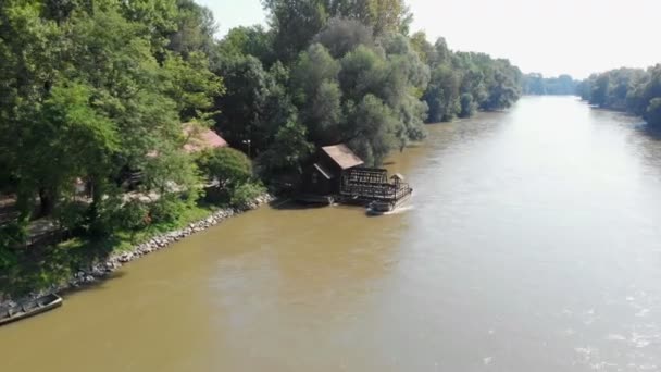 Εναέρια Πλάνα Από Παλιό Νερόμυλο Στο Ποτάμι Την Ηλιόλουστη Μέρα — Αρχείο Βίντεο