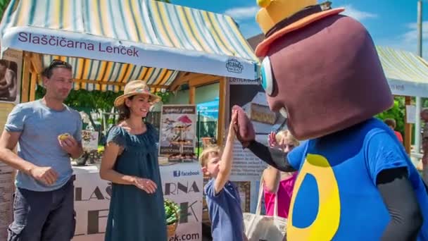 Domzale Slowenien Juni 2018 Ein Maskottchen Gibt Allen Mitgliedern Einer — Stockvideo