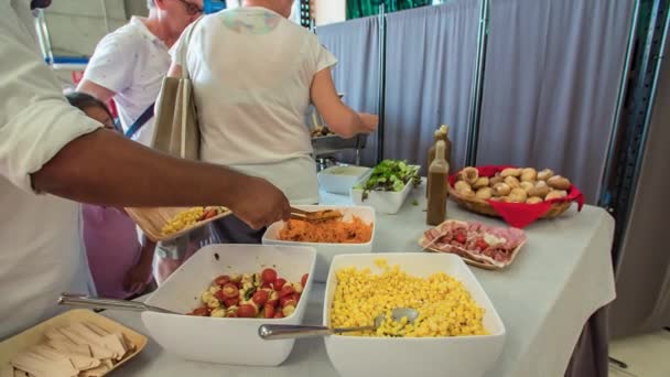 Обід Самообслуговування Гостей Заході Різними Видами Їжі — стокове відео