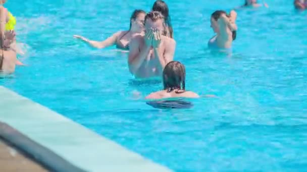 Domzale Slovenia 2015年6月友人の顔に少女が水を撒いている 彼らはお互いにからかっている彼らは10代だ — ストック動画