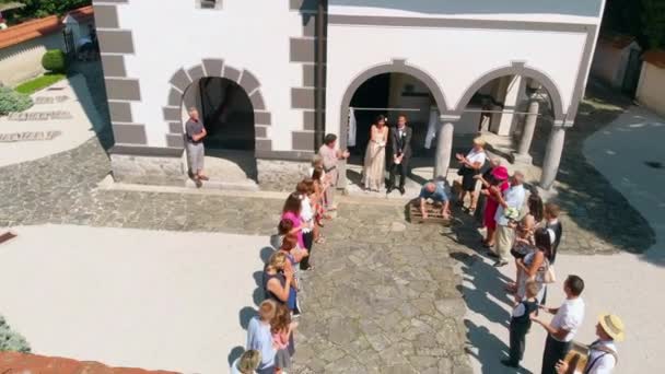 Domzale Slovénie Juillet 2018 Jeune Couple Vient Marier Ils Tiennent — Video